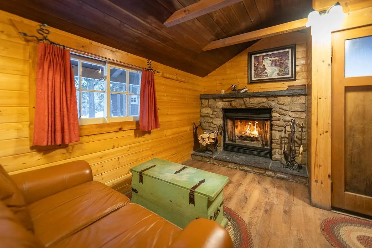 Storm Mountain Lodge & Cabins Castle Junction Hotel